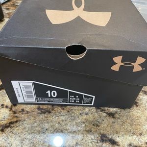 Under Armour mens shoes !!
